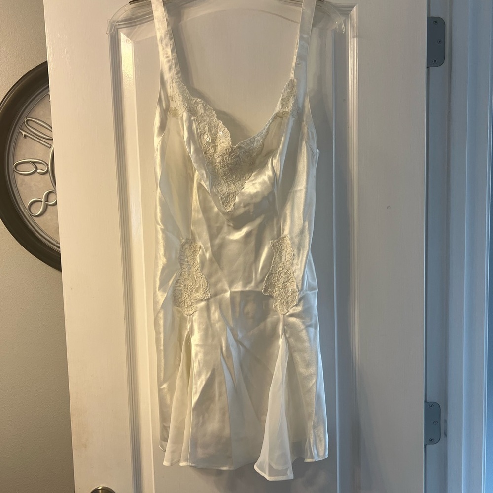 Victoria’s Secret ivory short gown size M